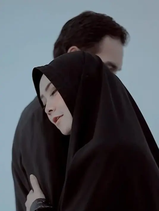 Foto lainnya saat mereka kompak memakai baju hitam. Tema prewedding kali ini memang sederhana. Meski demikian, pemain sinetron Tarzan dan Zaenab ini tampak begitu bahagia menjalani pemotretan prewedding. (Liputan6.com/IG/@nitanitnot02)