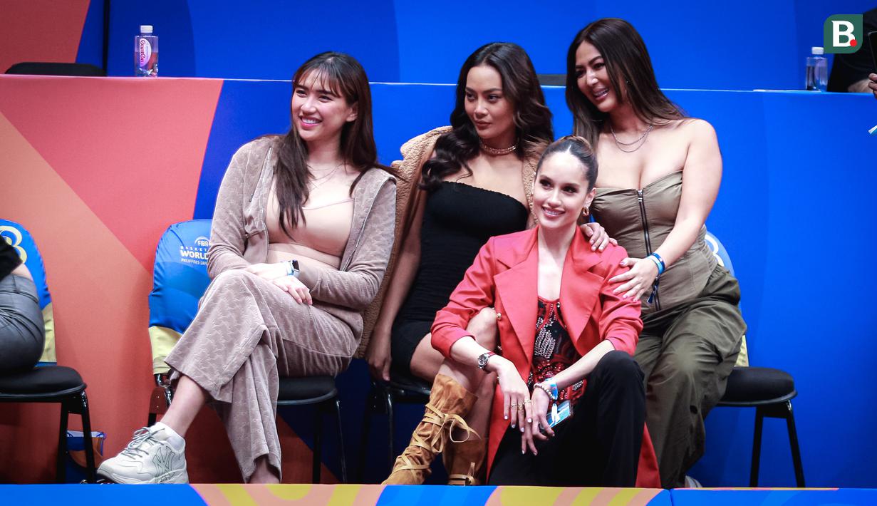 Pevoli Indonesia Yolla Yuliana, Erika Carlina, Cinta Laura, dan Maria Selena berfoto bersama saat pembukaan Piala Dunia FIBA 2023 di Indonesia Arena, Senayan, Jakarta, Jumat (25/08/2023). (Bola.com/Bagaskara Lazuardi)
