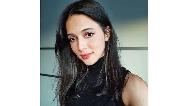 Dipuji Roy Marten, Ini 6 Pesona Juria Hartmans dengan Makeup Tebal