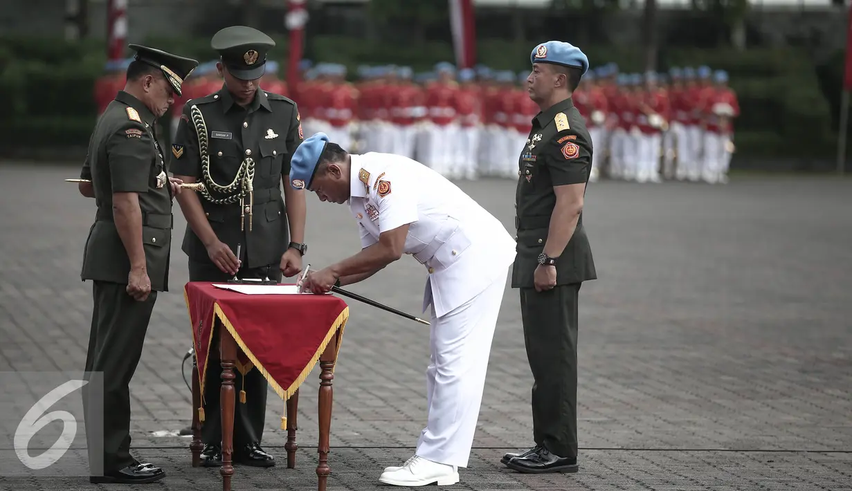 Brigjen TNI Bambang Suswanto menandatangani berita acara saat serahterima Danpaspampres di Jakarta, Rabu (25/5). Brigjen TNI Bambang Suswanto resmi menggantikan Mayor Jenderal Andika Perkasa sebagai Komandan Paspampres. (Liputan6.com/Faizal Fanani)