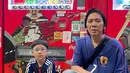 Selain mengunjungi beberapa tempat wisata lokal, Bimbim juga menyusuri berbagai tempat ramai yang biasa dipenuhi oleh para turis dari berbagai negara ketika mengunjungi Jepang. Seperti dalam potret ini Bimbim yang memakai jersey Jepang sedang berada di kawasan Harajuku. (Liputan6.com/IG/@bimbimslank)
