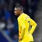 Penampilan apik Ousmane Dembele membuat Blaugrana ingin menambah masa bakti sang pemain di Camp Nou. Namun, Dembele menolak perpanjangan kontrak tersebut sehingga ia mendapat cemoohan dan siulan fans Barcelona dalam beberapa pertandingan. (AFP/Pau Barrena)