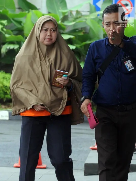 Anggota DPDR Kota Malang Sulik Lestyowati mendapat pengawalan saat kembali menjalani pemeriksaan di Gedung KPK, Jakarta, Rabu (25/4). Sulik Lestyowati diperiksa sebagai saksi untuk tersangka anggota DPRD Malang Abdul Hakim. (Merdeka.com/Dwi Narwoko)