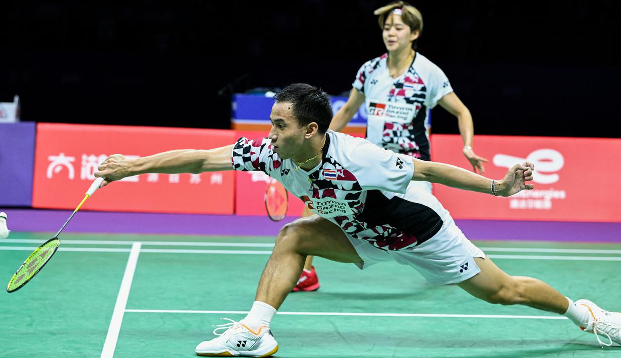 Ganda campuran Thailand, Dechapol Puavaranukroh/Sapsiree Taerattanachai saat menghadapi wakil Indonesia, Dejan Ferdinansyah/Gloria Emanuelle pada laga Grup B Kejuaraan Bulu Tangkis beregu campuran Piala Sudirman 2023 di Suzhou Olympic Center, China, Kamis (18/5/2023). Mampu unggul di dua interval, baik game pertama maupun game kedua, Dejan/Gloria akhirnya takluk dari Dechapol/Sapsiree dua game langsung 17-21, 19-21. (AFP/Wang Zhao)