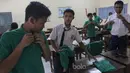 Para pemain Timnas Indonesia U-16 berganti baju usai mengerjakan Ujian Nasional tingkat SMP di SMA 39 Cijantung, Jakarta, Rabu (3/5/2017). (Bola.com/Vitalis Yogi Trisna)