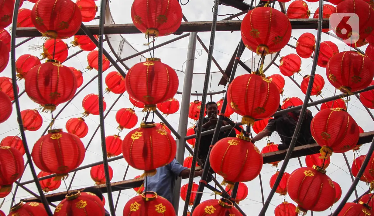 Pemasangan hiasan lampion tersebut untuk menyambut Imlek 2024 yang menjadi tahun Naga kayu yang jatuh pada 10 Februari mendatang. (Liputan6.com/Angga Yuniar)