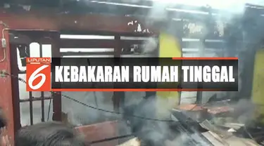 Meski sempat panik dan berlarian, warga turut membantu memadamkan api bersama dengan petugas damkar.