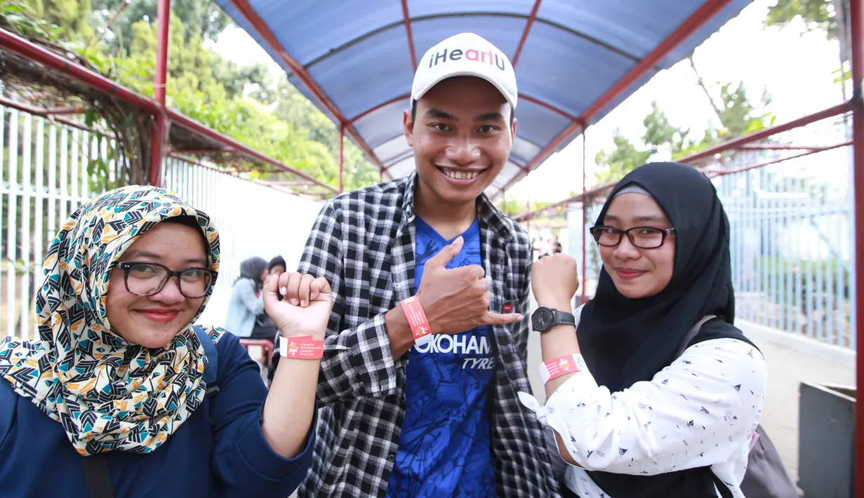 Pengunjung menunjukkan tiket untuk menyaksikan Jakarta Internasional Comedy Festival (JICOMFEST) 2019 hari pertama di JIExpo, Kemayoran, Jakarta, Sabtu (3/8/2019). JICOMFEST 2019 dimeriahkan dengan penampillan komika dan komedian Tanah Air maupun luar negeri. (Dream.co.id/Deki Prayoga)