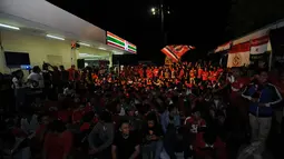 Ratusan pecinta Liga Primer Inggris berkumpul saat acara nonton bareng laga Manchester United vs Liverpool di Tanah Kusir, Jakarta (14/12/2014). (Liputan6.com/Helmi Fithriansyah)