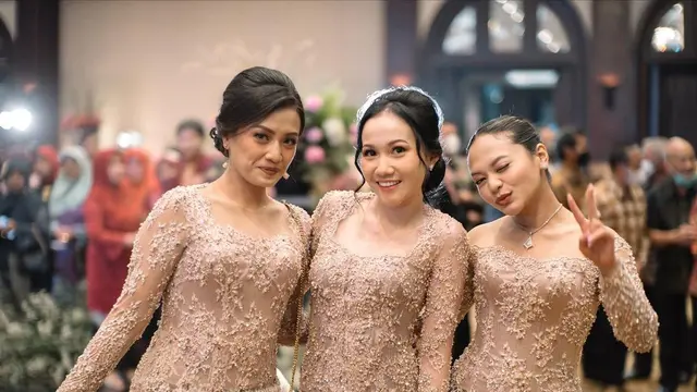6 Potret Penampilan Amel Carla di Pernikahan Kakak, Tampil Anggun