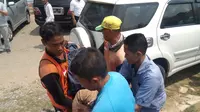 Korban AJ saat dievakuasi usai tertimpa beton pembangunan masjid di Polrestabes Palembang (Liputan6.com / Nefri Inge)
