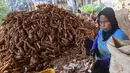 Pekerja mengolah singkong di sentra pengolahan bahan baku makanan ringan di Ciampea, Kabupaten Bogor, Jawa Barat, Minggu (26/7/2026).  (KLY/ Arie Basuki)