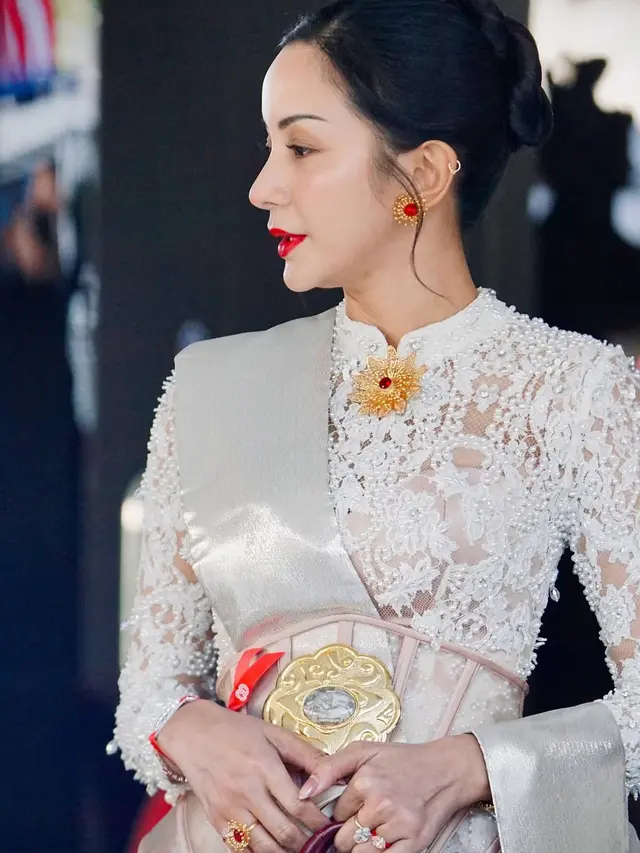 Gaya rambut Kirana Larasati dengan sanggulnya. [@kiranalarasati]