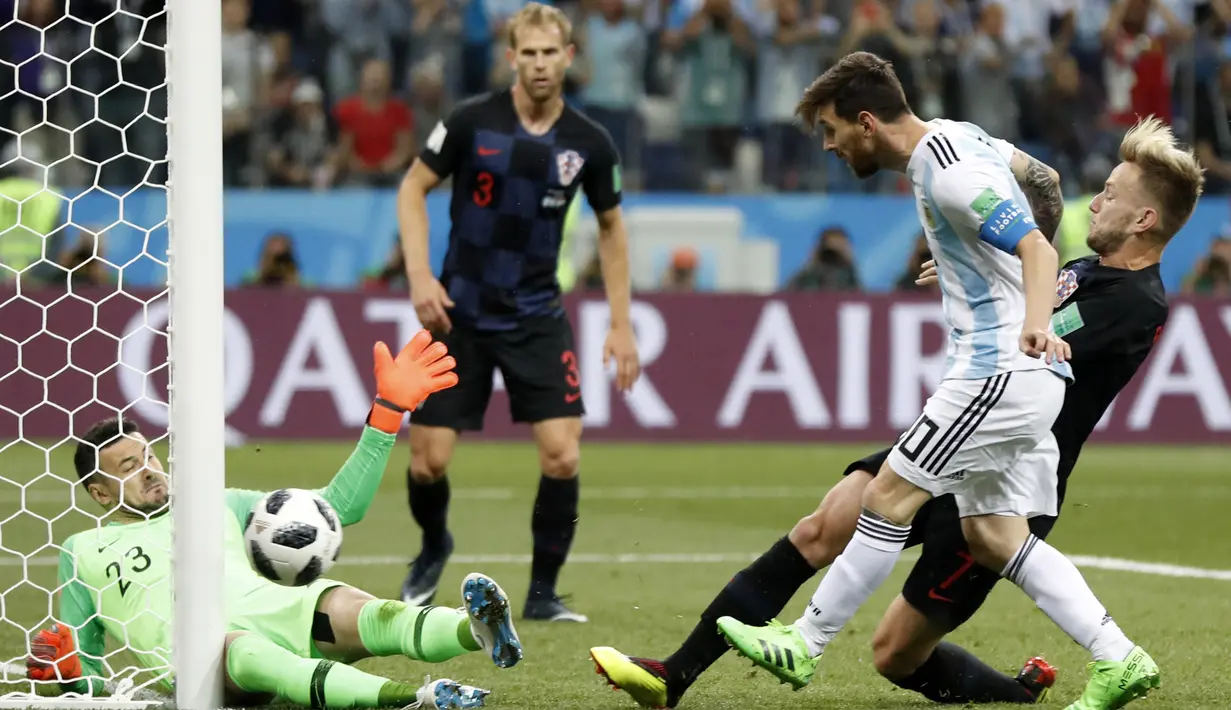 Gelandang Argentina, Lionel Messi, gagal memcetak gol saat melawan Kroasia pada laga grup D Piala Dunia di Stadion Nizhny Novgorod, Nizhny, Kamis (21/3/2018). Kroasia menang 3-0 atas Argentina. (AP/Petr David Josek)