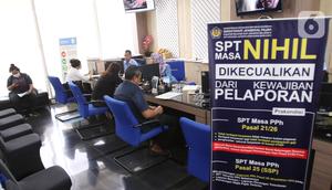 Petugas melayani masyarakat yang ingin melaporkan SPT di Kantor Direktorat Jenderal Pajak di Jakarta, Rabu (11/3/2020). Hingga 9 Maret 2020, pelaporan SPT pajak penghasilan (PPh) orang pribadi meningkat 34 persen jika dibandingkan pada tanggal yang sama tahun 2019. (Liputan6.com/Angga Yuniar)