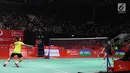 Pebulu tangkis Indonesia, Anthony Ginting mengembalikan bola pebulu tangkis asal Jepang, Kazumasa Sakai pada babak final Indonesia Masters 2018 di Senayan, Jakarta, Minggu (28/1). (Liputan6.com/Angga Yuniar)