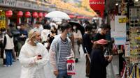 Turis asing berbelanja di toko suvenir di dekat kuil Buddha Sensoji di distrik hiburan Asakusa, Tokyo, Jepang, Senin (17/10/2022). Tidak hanya mencabut pembatasan wisatawan, Pemerintah Jepang juga meluncurkan program diskon perjalanan nasional yang telah ditangguhkan karena penyebaran infeksi COVID-19. (AP Photo/Hiro Komae)