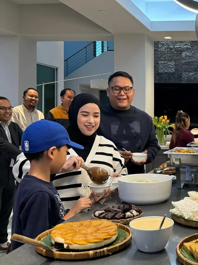 7 Momen Farah Quinn Buka Bersama Keluarga di Amerika, Menunya dari Palembang
