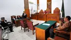 Sidang perdana gugatan kedua mantan Wali Kota Makassar Ilham Arief Sirajuddin di Pengadilan Negri Jakarta Selatan, Rabu (1/7/2015). Ilham ditetapkan tersangka terkait dugaan korupsi kerjasama instalasi PDAM Makassar 2006-2012. (Liputan6.com/Yoppy Renato)