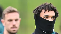 Bek Liverpool, Trent Alexander-Arnold mengambil bagian dalam sesi latihan di tempat latihan Liverpool FC di Liverpool, Inggris (4/4/2022). Liverpool akan bertanding melawan Benfica pada leg pertama perempat final Liga Champions di Estadio Da Luz, Portugal. (AFP/Paul Ellis)