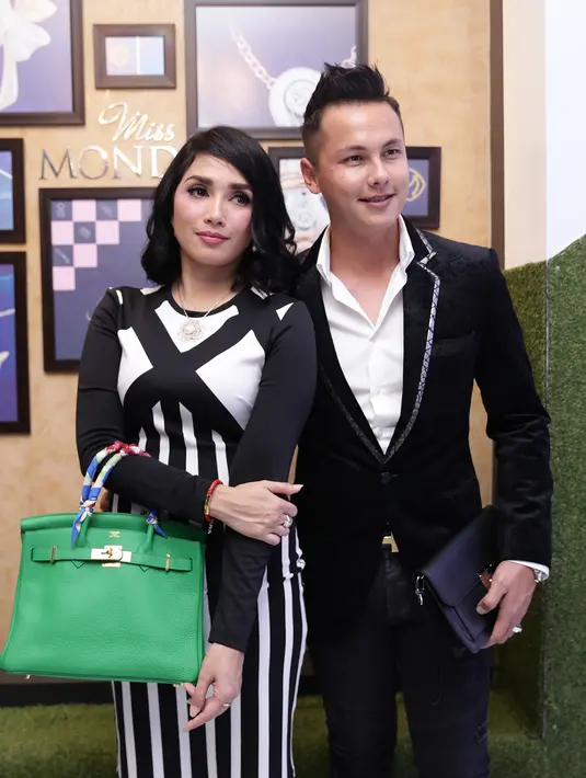 "Jangan berniat bulan madu kalau kesana, tapi untuk ibadah," ujar Andhika. Makanya anak ga dibawa," tutur Ussy Sulistiowaty. (Andy Masela/Bintang.com)