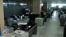 Suasana ruang kerja lingkungan Pemerintah Provinsi DKI Jakarta di kantor Balai Kota, Rabu, (22/7/2015). Sejumlah meja masih terlihat kosong pasca Idul Fitri 1436H, hal ini dikarenakan beberapa PNS mengambil cuti tahunan. (Liputan6.com/Johan Tallo)