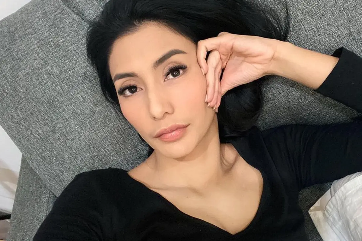 FOTO: Gaya OOTD Tyas Mirasih dengan Baju Hitam, Menawan