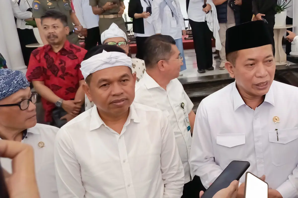 Menkop Ferry Juliantono bersama Gubernur Jawa Barat Dedi Mulyadi