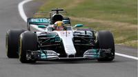 Pebalap Mercedes, Lewis Hamilton, menjadi yang tercepat pada sesi latihan bebas ketiga F1 GP Inggris, Sabtu (15/7/2017). (Crash)