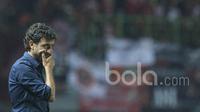 Pelatih Timnas Indonesia U-22, Luis Milla, memantau anak asuhnya saat melawan Persija Jakarta di Stadion Patriot Chandrabhaga Bekasi, Jawa Barat, Rabu (5/4/2017). (Bola.com/Vitalis Yogi Trisna)