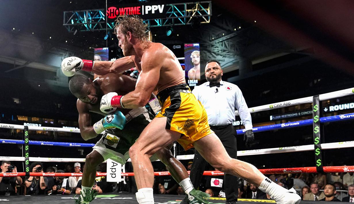 Pada awal pertandingan, Logan Paul lebih agresif dibanding Mayweather. Namun pukulannya terlalu lemah dan tak menggoyahkan mantan petinju yang pensiun pada 2015 ini. Di sisi lain, Mayweather lebih banyak bertahan, menghindar, dan menunggu momen untuk melesatkan pukulan. (Foto: AP/Lynne Sladky)
