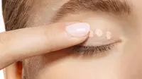 Eyeshadow awet dengan memakai foundation atau concealer. (Purewow.com)