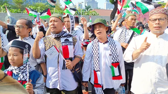 Ratusan warga menggelar aksi damai bela Palestina di depan kantor Kedubes Amerika Serikat, Minggu (17/12/2023)