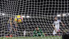 Aksi pemain Inter Milan, Borja Valero saat membobol gawang Verona pada lanjutan Serie A di Bentegodi stadium, Verona, (30/10/2017). Inter Milan menang 2-1. (Filippo Venezia/ANSA via AP)