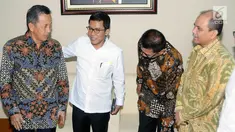 Ketua BPK Moermahadi Soerja Djanegara (kiri) berbincang dengan anggota Pansus Angket KPK jelang Rapat Koordinasi di Gedung BPK RI, Jakarta, Selasa (4/7). Pertemuan tersebut berlangsung tertutup. (Liputan6.com/Helmi Fithriansyah)