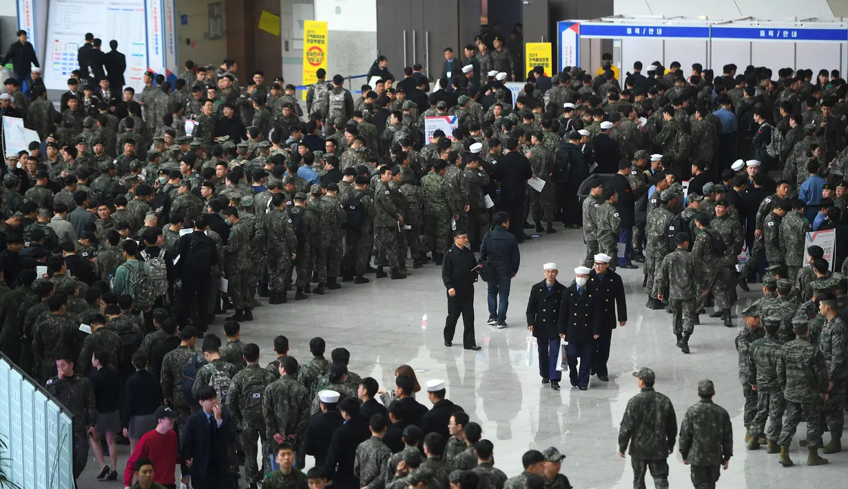 Tentara Korea Selatan mengantre saat mengikuti job fair di ruang pameran KINTEX, Goyang, Korea Selatan, Rabu (20/3). Para tentara yang mengikuti job fair ini adalah mereka yang akan diberhentikan dalam waktu dekat. (JUNG Yeon-Je/AFP)