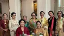 Hadiri pernikahan putri Ari Sigit, Tata Cahyani tampil ala perempuan Jawa dengan kebaya kutu baru. Ia padukan kebaya kutubaru hitam dengan kain Batik dan selendang bahu peach [@tatacahyani]