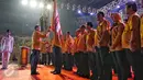 Wiranto memberi panji saat melantik  pengurus DPD Hanura DKI Jakarta, Minggu (28/2/2016). Wiranto berharap para pengurus yang resmi dilantik mampu mengemban tugas partai. (Liputan6.com/Faizal Fanani)