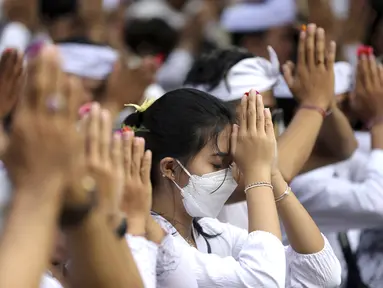 Umat Hindu melaksanakan persembahyangan saat Hari Raya Galungan di sebuah pura di Bali, Rabu (4/1/2023). Perayaan Hari Galungan merupakan hari kemenangan kebenaran (Dharma) atas kejahatan (Adharma). (AP Photo/Firdia Lisnawati)