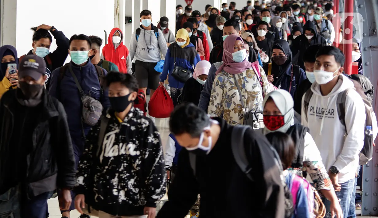 Pemudik tiba di Stasiun Senen, Jakarta, Minggu (23/5/2021). Dari 27.160 warga sebanyak 17.623 orang merupakan warga Jakarta atau ber-KTP Jakarta yang selama libur Lebaran kembali ke kampung masing-masing, sementara 9.537 merupakan warga non DKI Jakarta atau pendatang baru. (Liputan6.com/Johan Tallo)