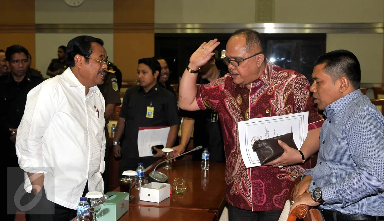 Jaksa Agung HM Prasetyo (kiri) usai melakukan rapat kerja dengan Komisi III DPR di Komplek Parlemen, Jakarta, Kamis (17/9/2015). Rapat itu membahas anggaran Kejaksaan Agung Tahun 2016. (Liputan6.com/Johan Tallo)