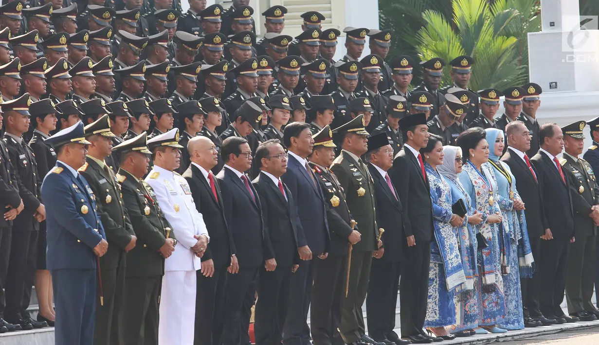 Presiden Jokowi didampingi Panglima TNI Jenderal Gatot Nurmantyo dan Kapolri Jenderal Tito Karnavian, serta kepala staf angkatan mengikuti upacara Prasetya Perwira Remaja (Praspa) 2017 di Istana Merdeka, Selasa (25/7). (Liputan6.com/Angga Yuniar)