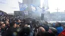 Para fans FC Porto memberikan penghormatan untuk mendiang mantan presiden FC Porto, Jorge Nuno Pinto da Costa di Stadion Dragao, Porto, Portugal pada 17 Februari 2025. Pinto da Costa, menjabat sebagai presiden FC Porto dari tahun 1982 hingga 2024 dan meninggal dunia pada usia 87 tahun. (AFP/Miguel Riopa)