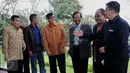 Menkumham, Yasonna Laoly, Mohammad Mahfud M.D dan para pakar ahli hukum berbincang usai rapat koordinasi di Bogor, Jawa Barat, Sabtu (24/9). (Liputan6.com/Gempur M Surya).
