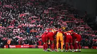 Pemain Liverpool melakukan briefing sebelum laga putaran kelima Piala FA 2023/2024 melawan Southampton di Anfield, Liverpool, Inggris, Kamis (29/02/2024) WIB. (AFP/Paul Ellis)