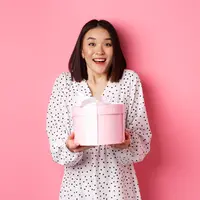 Ilustrasi perempuan saat mendapatkan hadiah. (c) benzoix /depositphotos
