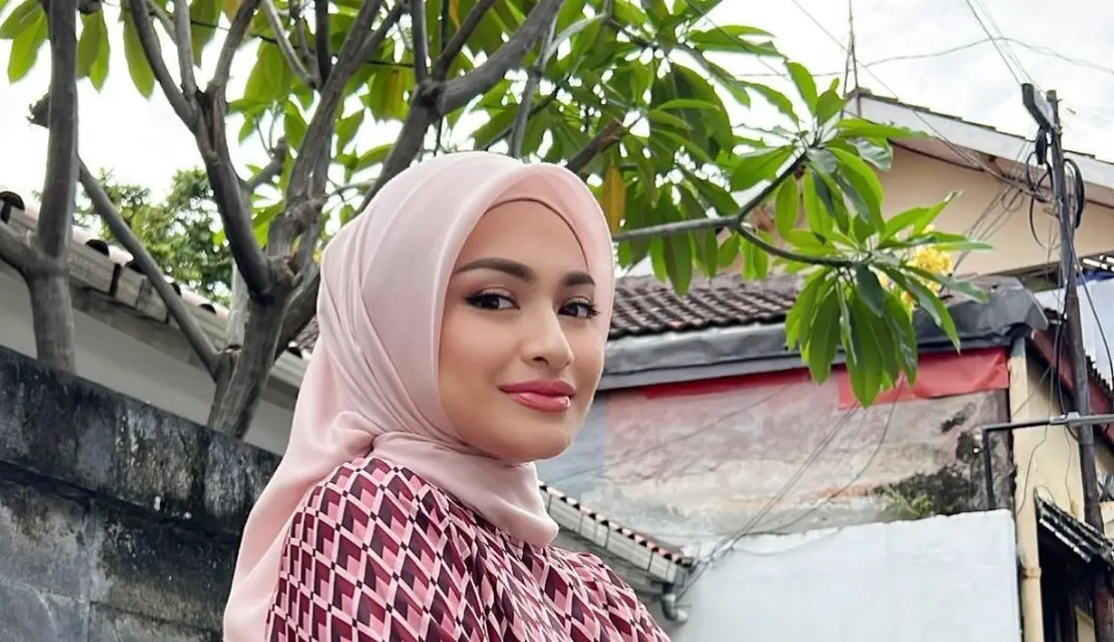 Dalam keseharian, Nathalie kerap mengandalkan hijab segi empat yang simple dan menawan.