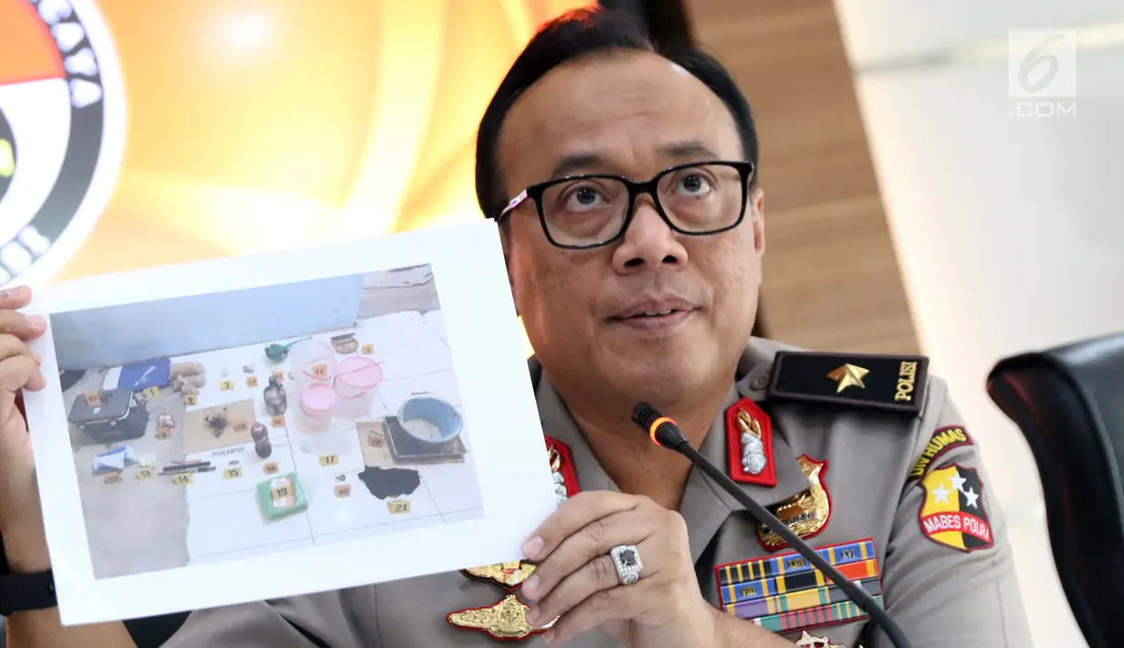 Karopenmas Mabes Polri, Brigjen Dedi Prasetyo menunjukkan gambar barang bukti bahan pembuat bom saat rilis di Jakarta, Senin (6/5/2019). Sebelumnya, Densus 88/Anti Teror meringkus tujuh orang kelompok JAD jaringan Lampung dan menyita sejumlah barang bukti . (Liputan6.com/Helmi Fithriansyah)