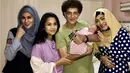 Kabar bahagia dari pasangan Ahmad Albar dan Dewi Sri Astuti. Pasangan ini baru saja dikaruniai seorang putri cantik. Kabar bahagia itu baru saja beredar di media sosial. (Instagram)