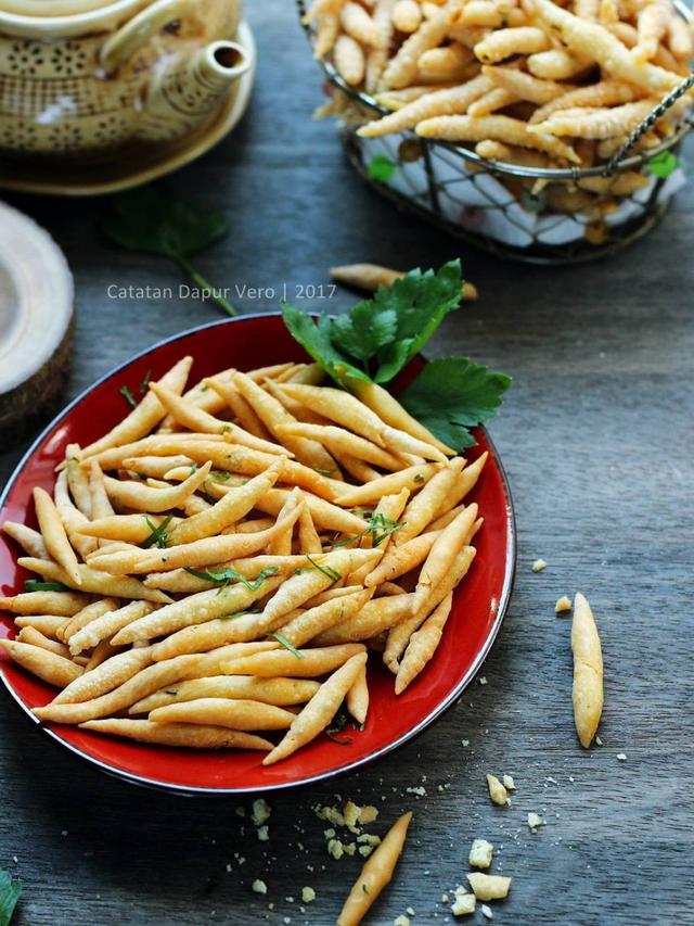 Sepiring telur gabus keju dengan taburan bawang